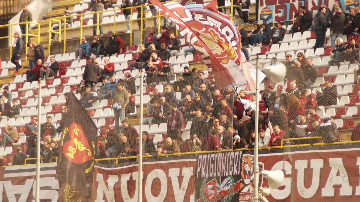 Salernitana, duro comunicato dei tifosi: "In caso di mancata iscrizione non vi piacerebbe sapere cosa accadrebbe"