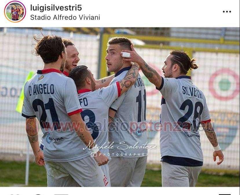 Il difensore del Potenza Silvestri saluta a modo suo il suo ormai ex compagno di squadra Murano
