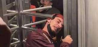 Roma-Milan, choc all'Olimpico: tifoso rimane incastrato con la testa nel tornello