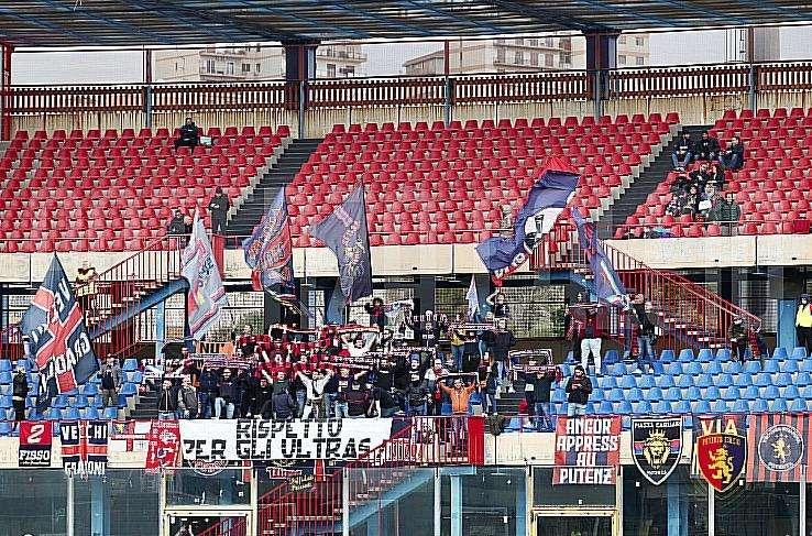 Tifosi rossoblu al Massimino