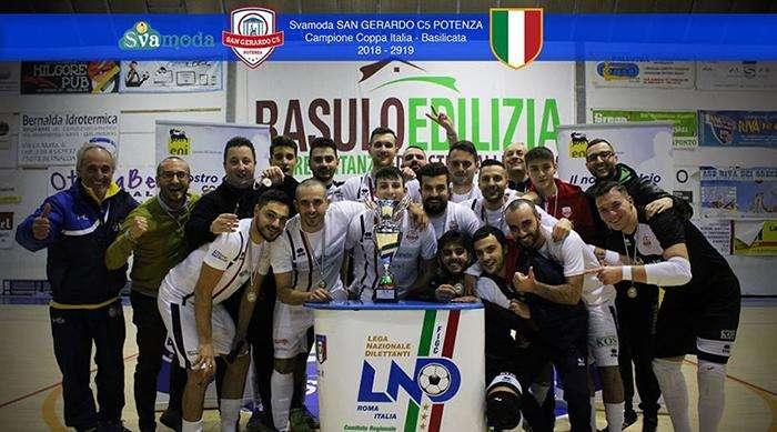 La squadra posa con la coppa