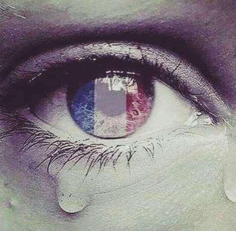Un minuto di silenzio in commemorazione delle vittime degli attentati in Francia.