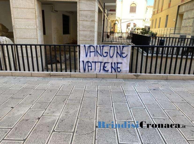 A Brindisi compaiono striscioni contro l'ex presidente del Potenza Vangone.