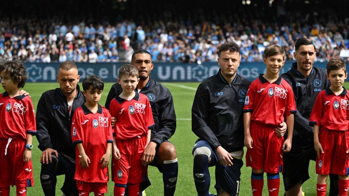Ecco perchè i giocatori del Napoli si sono messi in ginocchio prima del match con l'Atalanta