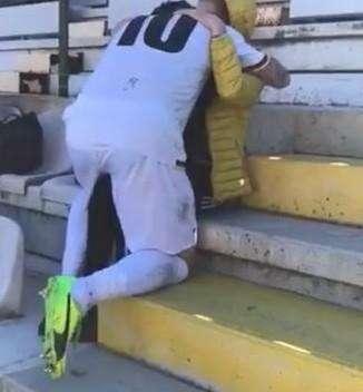 Il bel gesto di Cocimano del Messina...abbraccia la mamma malata dopo il goal...