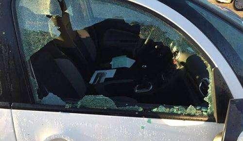 Un auto di tifosi della Salernitana colpita da sassi a Vasto al ritorno da Pescara.