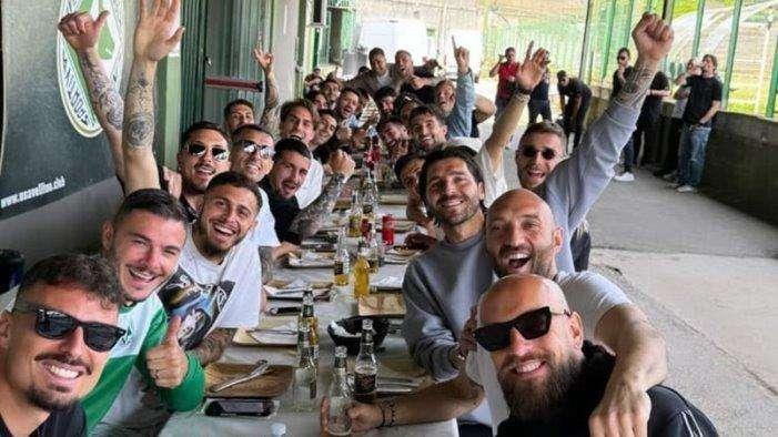 Gente (squadra) allegra Dio l'aiuta
