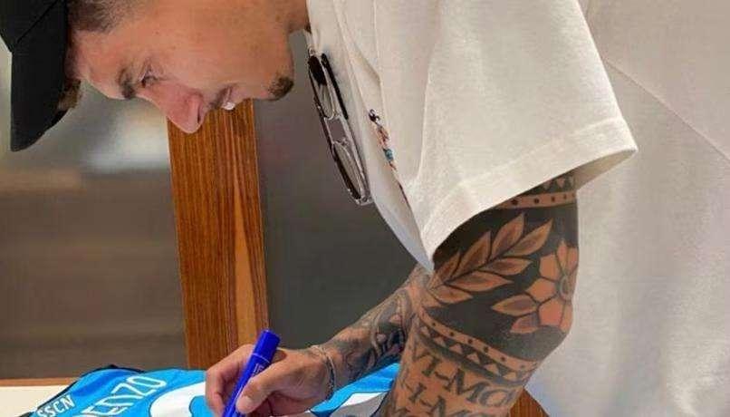 Un campione d'Italia del Napoli fa spese in via Pretoria