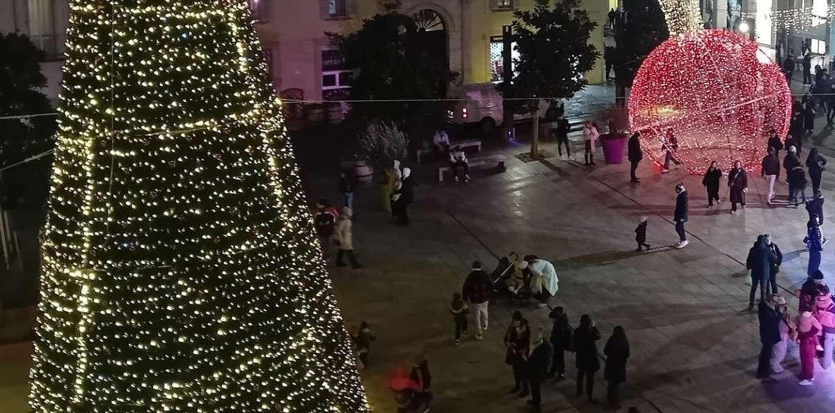 Capodanno 2025, divieti per superalcolici, alimenti in vetro e spray urticanti