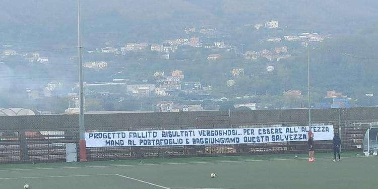 Cavese, i tifosi "si fanno sentire" e polemizzano con la società