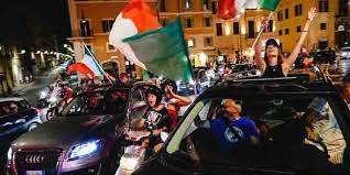 Ruba la bandiera dell’Italia a un bimbo di 5 anni: il papà trova il ladro e gli spezza una gamba 
