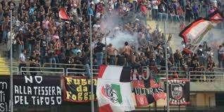 I tifosi del Foggia "accolgono" il bus della squadra dopo la sconfitta di Andria...