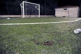 Lite durante la partita di calcetto, spara all'avversario.