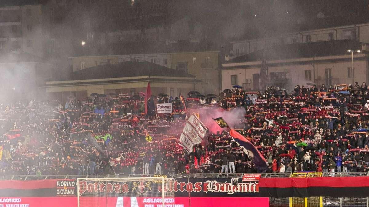 Potenza-Ascoli, in un'ora Curva Ovest sold-out