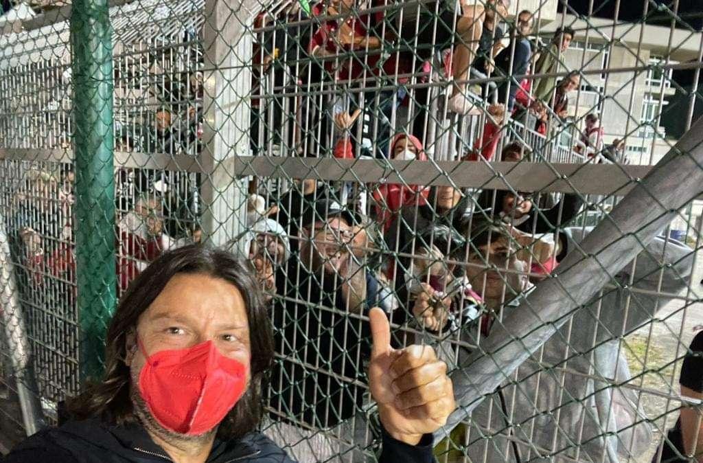 Un altro selfie d'autore, questa volta il presidente Caiata saluta i tifosi del Bari