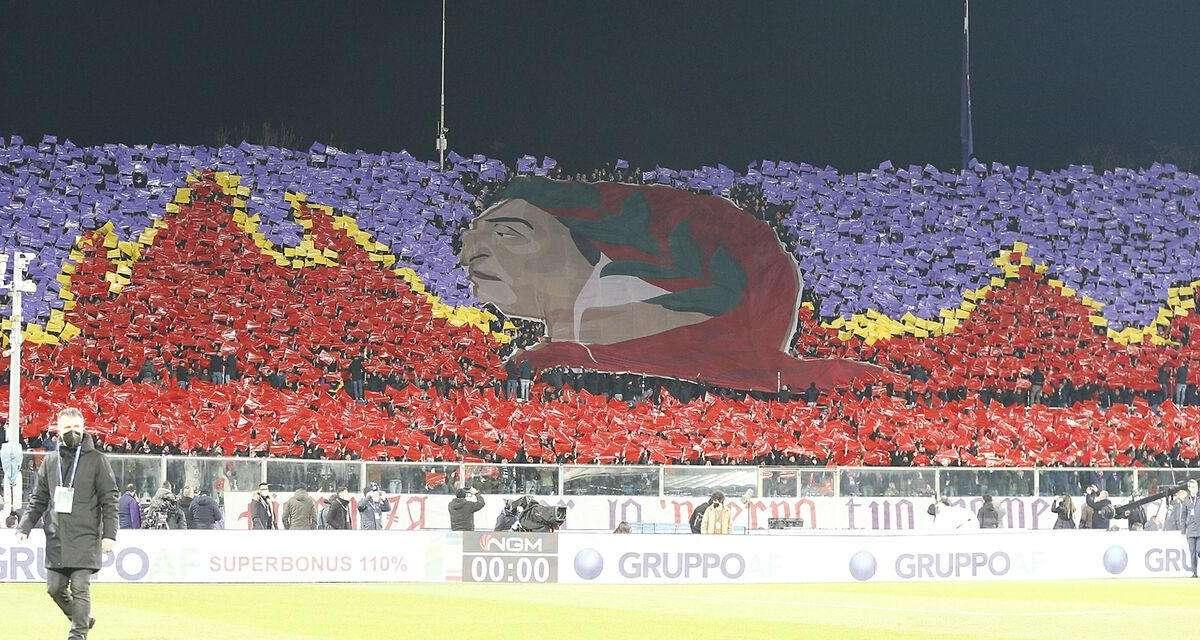 Vlahovic, che accoglienza a Firenze: cori, fischietti e coreografia di Dante con il canto dei traditori