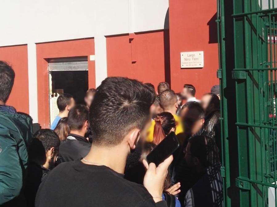 Febbre da derby... già in fila per il biglietto...