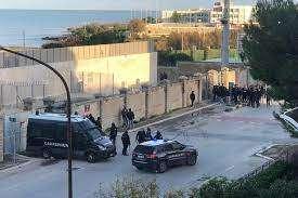  Molfetta-Altamura, tensione altissima: scontri fra tifosi. Un ferito