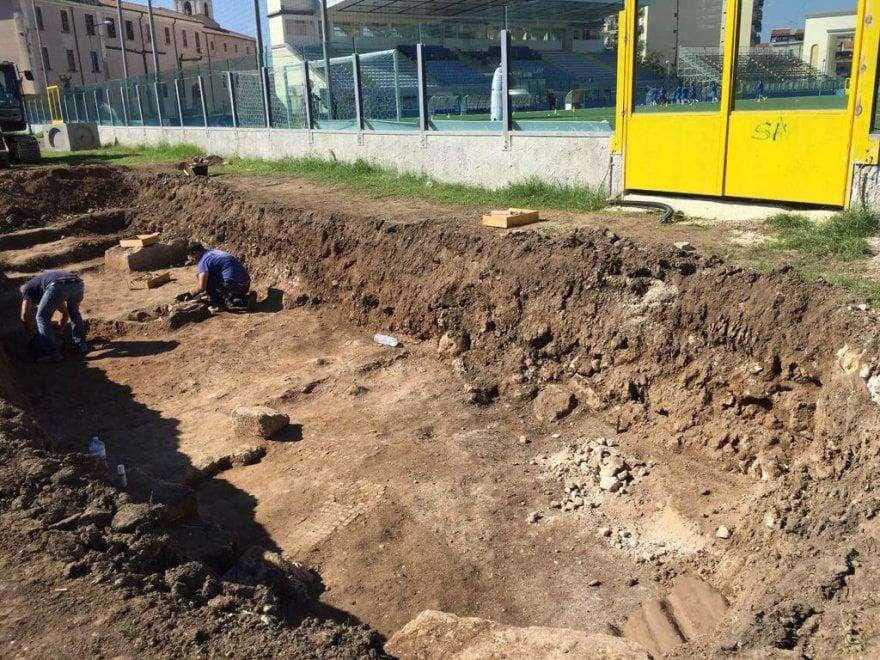 C'è una tomba nello stadio... chiuso il settore ospiti del "De Simone" di Siracusa...