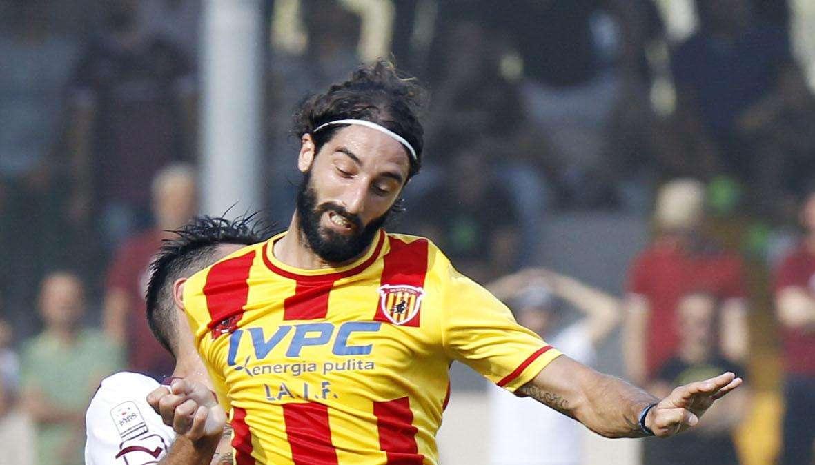 L'attaccante Marotta (che rischia di saltare Benevento-Potenza) chiede scusa ai tifosi dopo l'ennesima esplusione