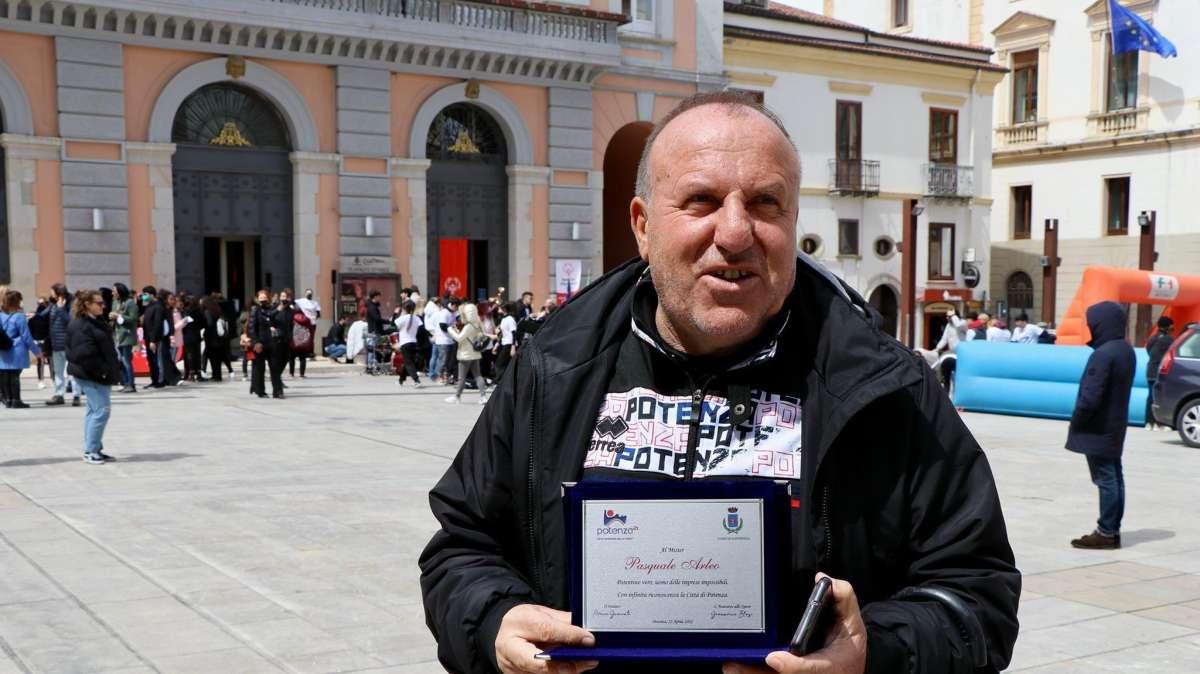 L'amministrazione comunale di Potenza ha consegnato ieri due targhe a mister Arleo e al presidente Caiata, ecco perchè