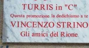Un gruppo di tifosi della Turris dedicano la promozione in C dei corallini all'ex portiere del Potenza Strino