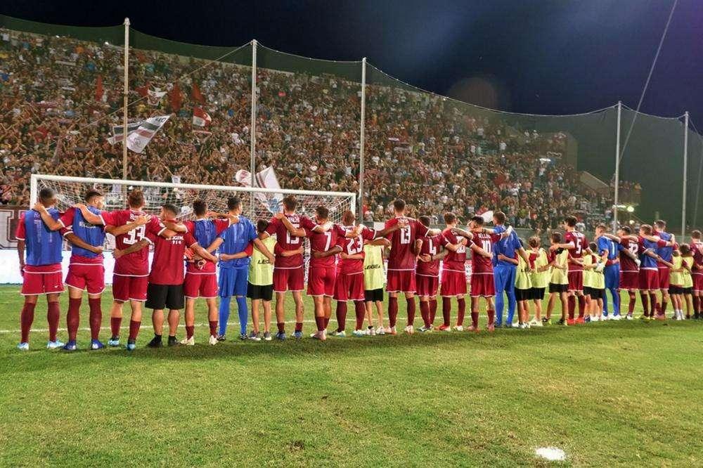Nell'anticipo la Reggina batte il Catanzaro e balza momentaneamente al primo posto.