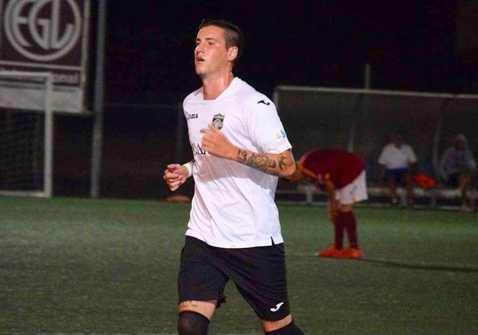 Calciatore di Serie D sequestra e uccide la ex sparandole...poi si suicida...