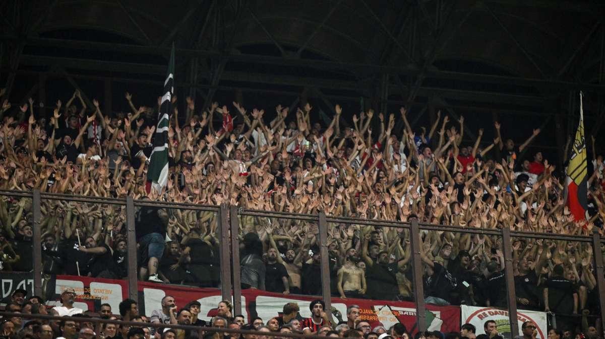 Il Bari perde 5-0 a Empoli: tensione all'aeroporto di Pisa, calciatore biancorosso dà calcio a un tifoso che lo contestava