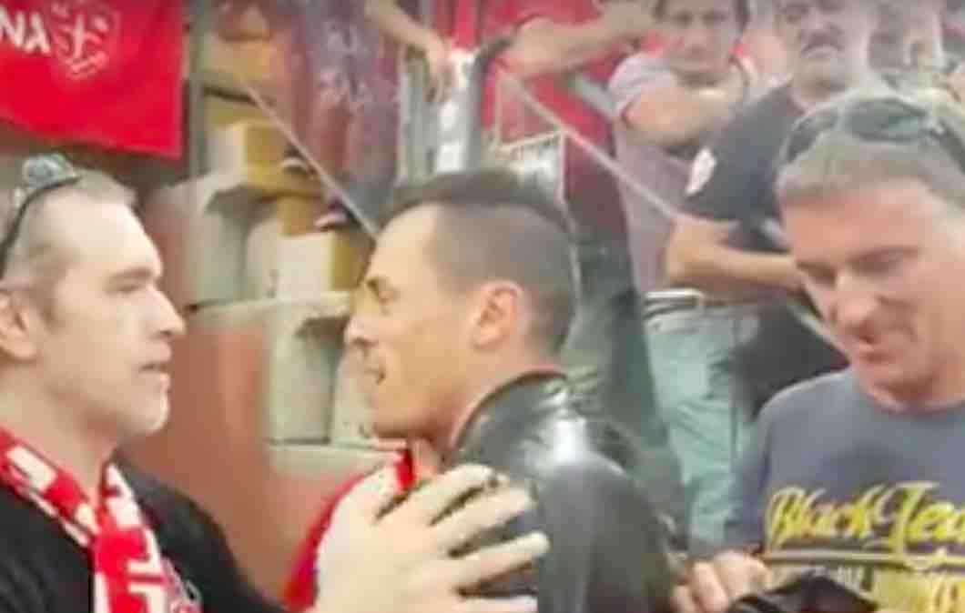 L'abbraccio dei tifosi della Triestina a França.