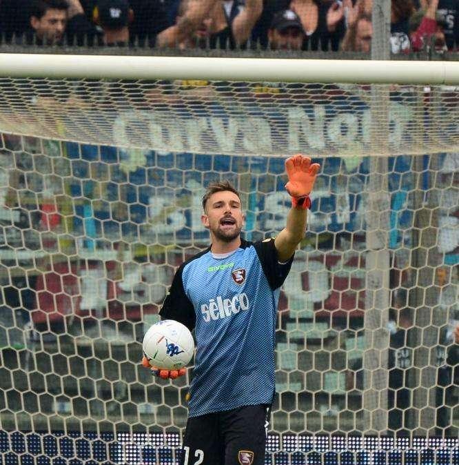 Ancora alta tensione a Salerno...un tifoso colpisce con un pugno il portiere Micai...