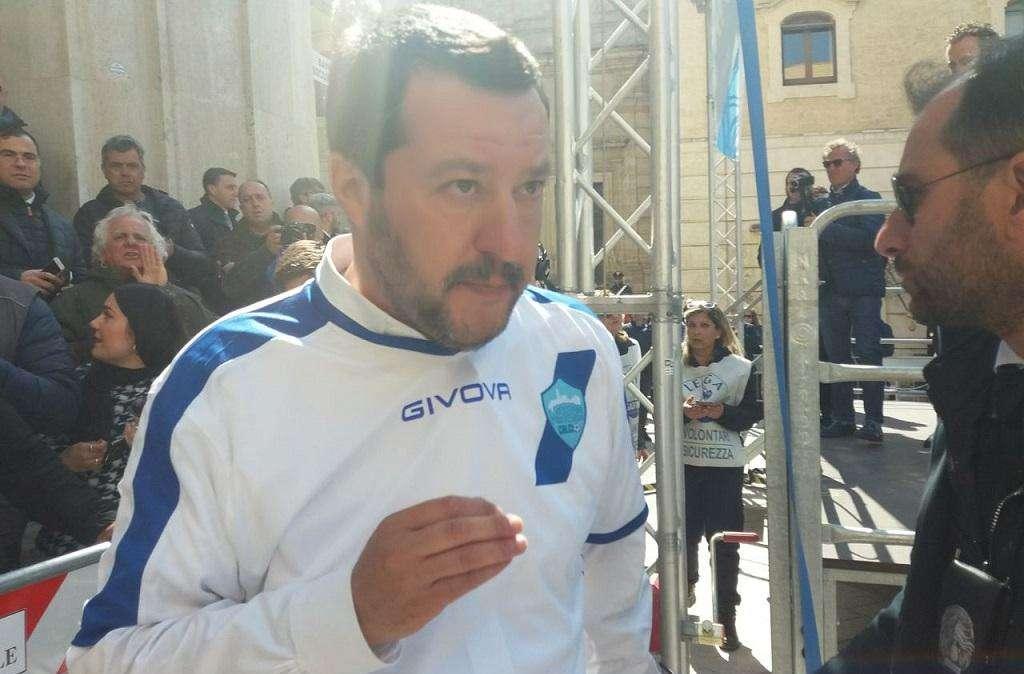 Salvini si tinge anche di bianco-azzurro...