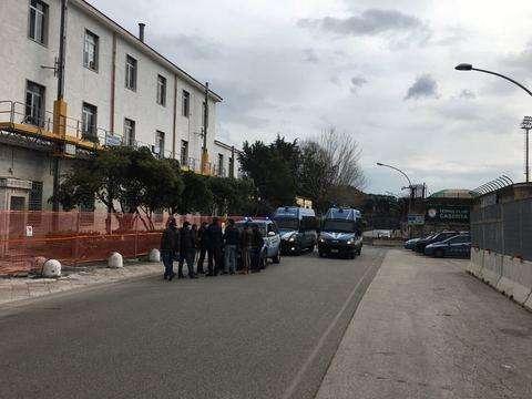 Casertana-Lecce... scontri, auto danneggiate e insulti in tribuna...