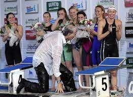 Il presidente del Coni Malagò mantiene la promessa, si tuffa in piscina (in camicia) con Federica Pellegrini