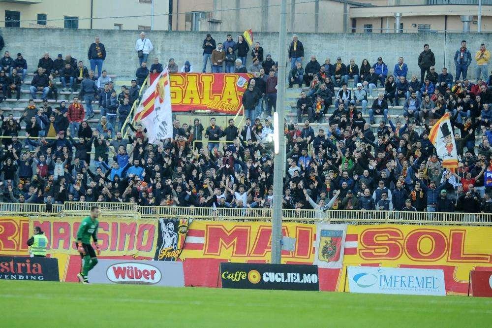 Il Potenza esce dal "Ceravolo" tra gli applausi dei tifosi del Catanzaro.