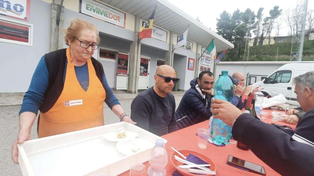 Az Picerno. A pranzo, cucina e serve Zia Lucia, tifosa storica