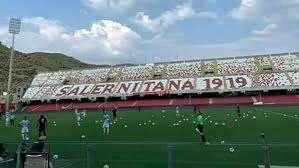 I tifosi della Salernitana lanciano in campo 150 palloni per protesta durante una gara amichevole dei granata