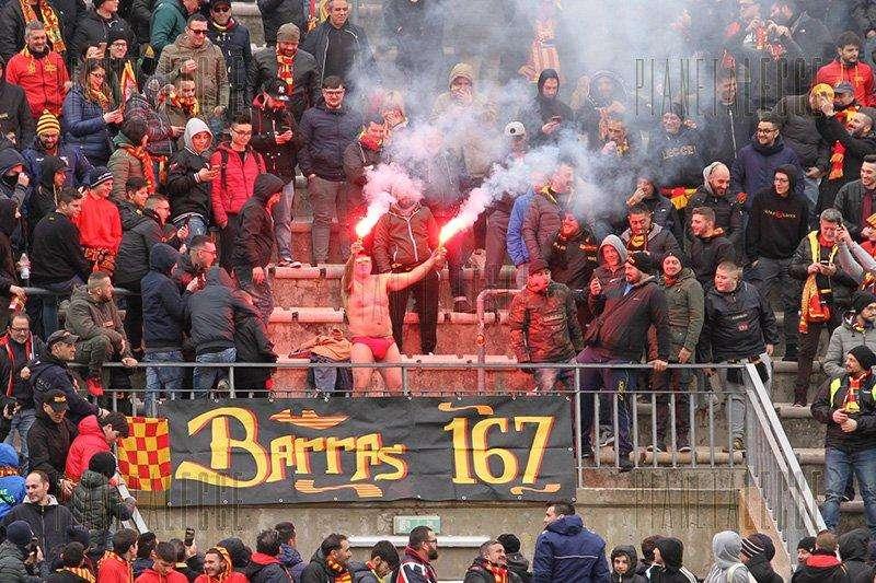 Allo stadio in costume e con due fumogeni in mano...daspo per un tifoso del Lecce...