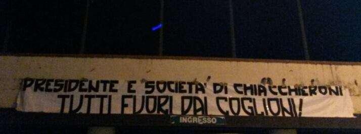 L' "invito" dei tifosi...