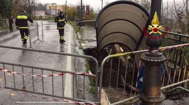 Potenza,una voragine ingoia una pensilina in Corso Garibaldi