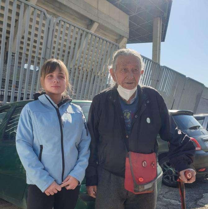 Nonno Ciccio il tifoso 90enne del Foggia accoglie profuga ucraina. «Ho fatto la guerra, so cosa significa avere paura e fame»