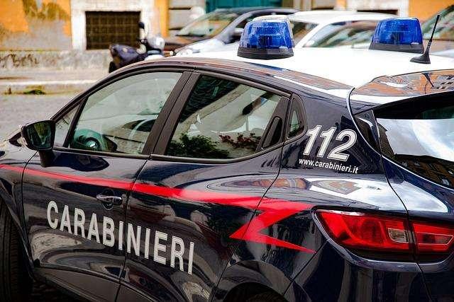 Carabinieri, arrestate due persone in fuga su mezzo rubato