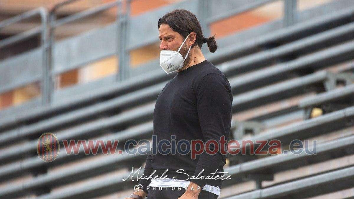 UN LEONE IN GABBIA
