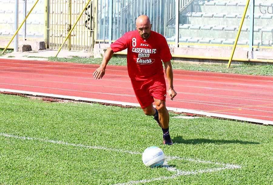 "Chi non zump è pisciaiuò” alla festa della Casertana l'ex Salernitana Zito rimane immobile...