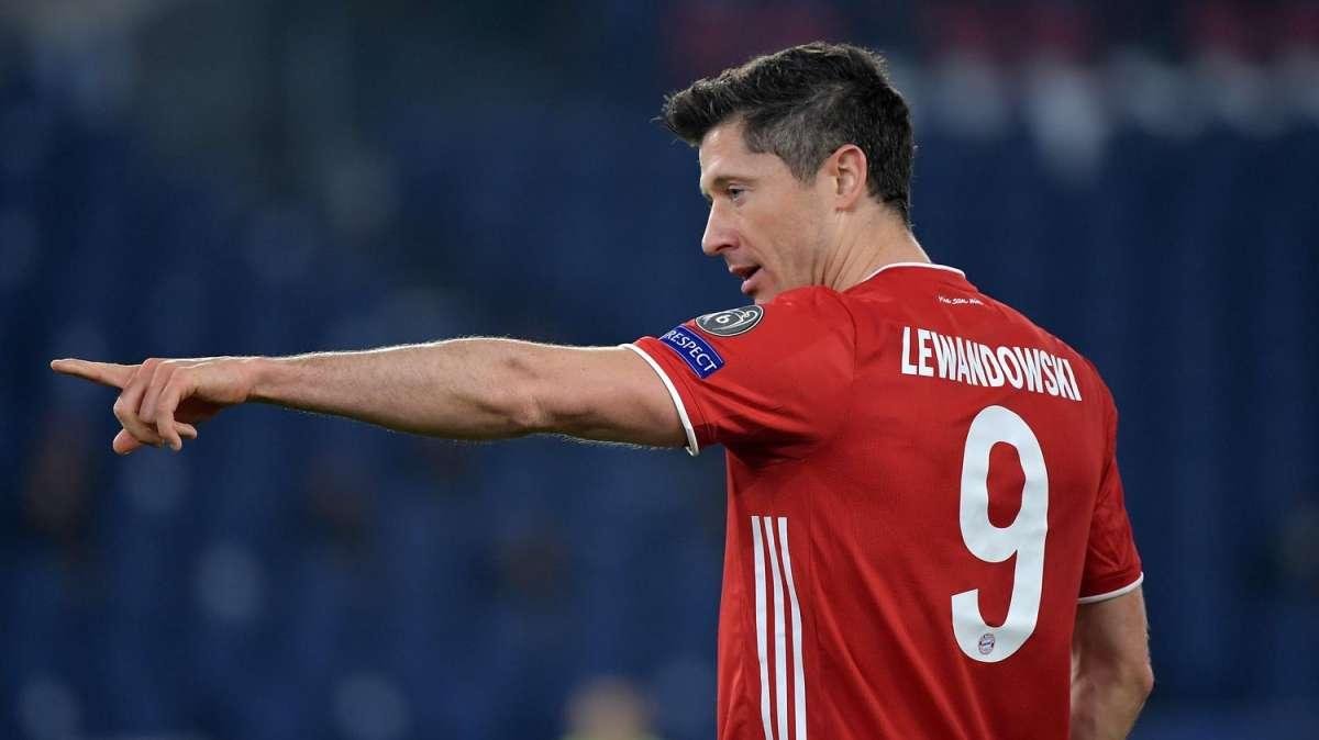 Anche il super bomber del Bayer Lewandowski "saluta" l'attaccante del Catania Luca Moro