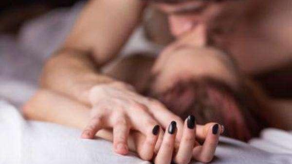 Ex calciatore (sposato) mette incinta presentatrice tv: prima promette di lasciare la moglie, poi scappa via