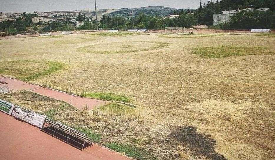 Il terreno di gioco dello stadio del Melfi è in uno stato di abbandono ma il sindaco precisa: "Al più presto eseguiremo la dovuta manuntenzione"