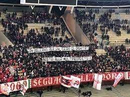 Durante la partita con il Potenza i tifosi del Bari hanno esposto uno striscione di vicinanza ai "cugini" salernitani