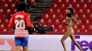  Clamoroso, un uomo nudo in campo durante Granada-Manchester di Europa League!