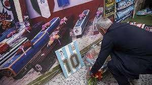 Mourinho omaggia Maradona davanti al suo murales prima di Roma-Napoli